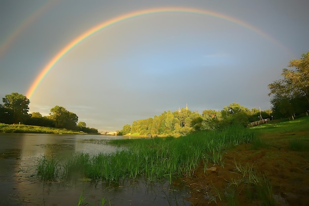 zomerlandschap met een regenboog