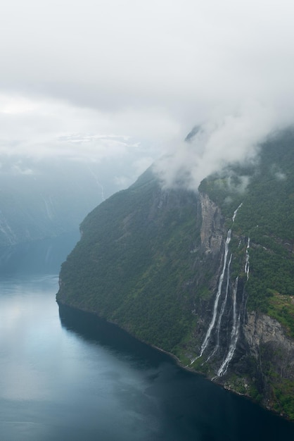 Zomerlandschap met fjord en waterval Noorwegen