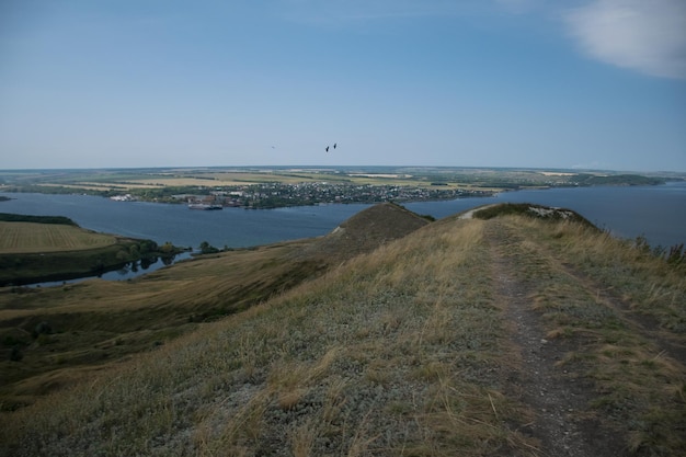 Zomerlandschap met uitzicht op de rivier met steile oevers Volga River Rusland Ulyanovsk