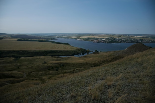 Zomerlandschap met uitzicht op de rivier met steile oevers Volga River Rusland Ulyanovsk