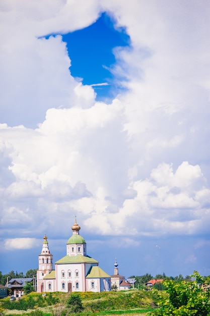 Zomerlandschap met uitzicht op het Soezdal Kremlin