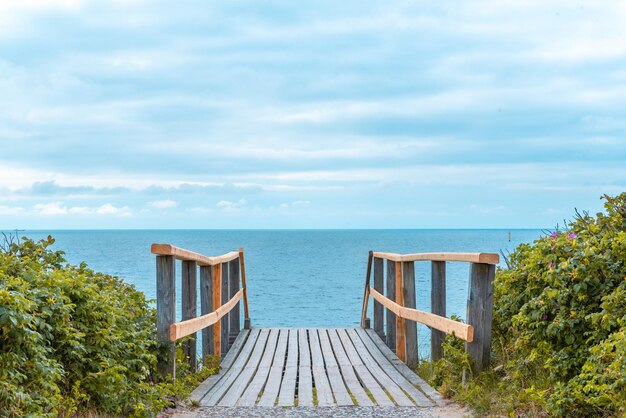 Zomerlandschap op het eiland Sylt in Duitsland met houten trappen die naar het strand en de Noordzee leiden