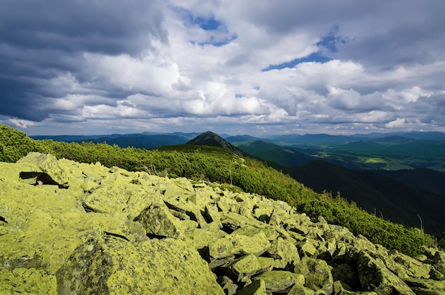 Zomerlandschap van de Karpaten met dramatische lucht en rotsen