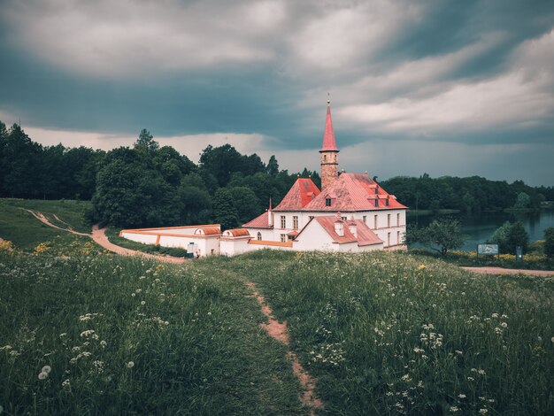 Zomerlcloudy andscape met een Priory Palace in Gatchina.