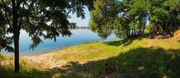 Zomermeer rustig strand