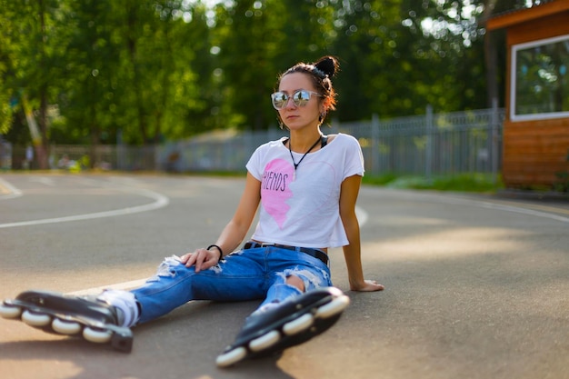 Zomermeisje in Park skaten