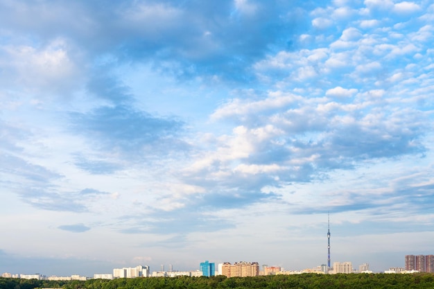 Zomermiddaghemel met wolken boven de stad