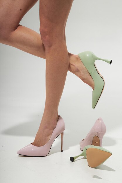Zomermode schoenen casual stijl Vrouw kiest schoenencollectie herfst lente 2022 Lange slanke voeten