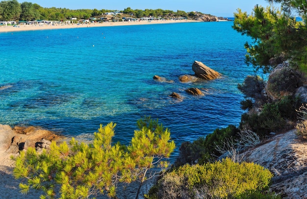 Zomerochtend Platanitsi strand op het schiereiland Sithonia (Chalcidice, Griekenland). Alle mensen zijn onherkenbaar.