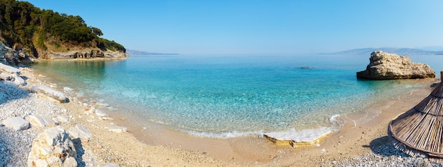 Zomerochtend Pulebardha strandzicht Saranda Albanië Drie foto's naaien panorama met hoge resolutie