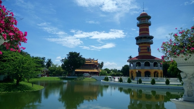 Zomerpaleis reflecteert op de rivier de Chao Phraya tegen de lucht