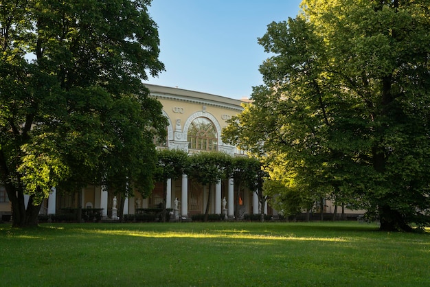 Zomerpaleis van keizer Paul I in Pavlovsky park op een zomerdag Pavlovsk Sint-Petersburg Rusland
