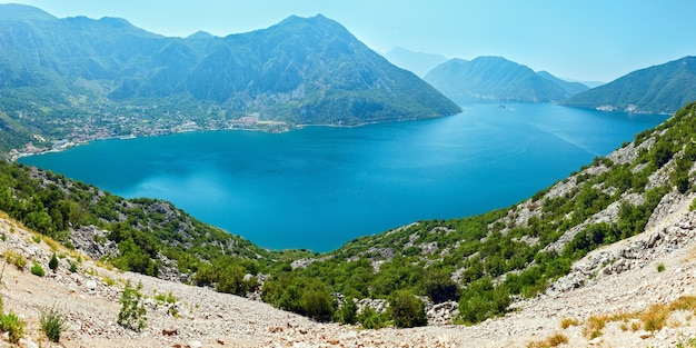 Zomerpanorama van de baai van kotor (de kust van de stad perast, montenegro)