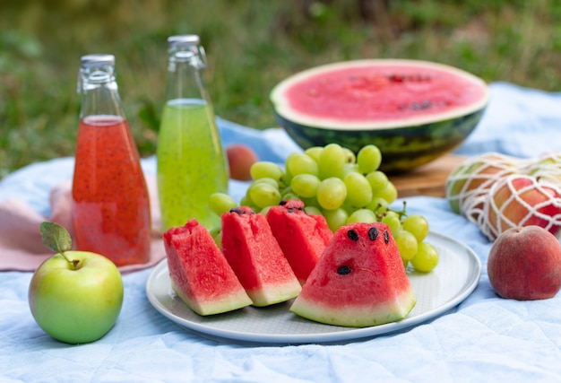 Zomerpicknick met gezond fruit op een deken