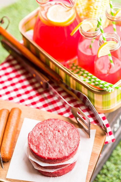 Zomerpicknick met kleine houtskoolgrill in het park.