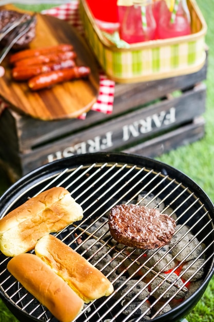 Zomerpicknick met kleine houtskoolgrill in het park.