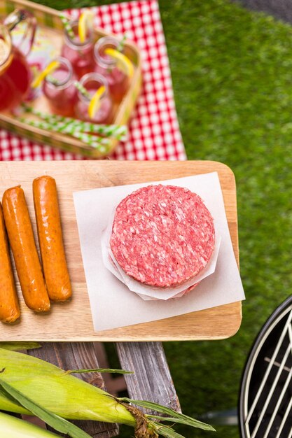 Zomerpicknick met kleine houtskoolgrill in het park.