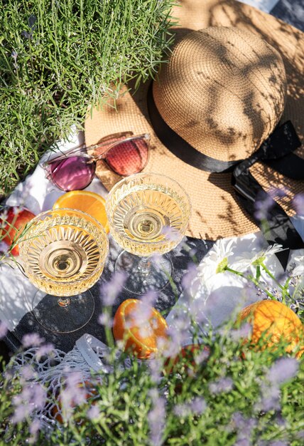 Zomerpicknick op een lavendelveld