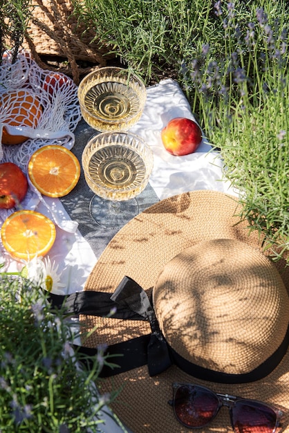 Zomerpicknick op een lavendelveld