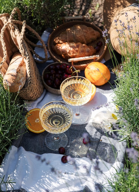 Zomerpicknick op een lavendelveld