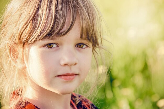 Zomerportret van een klein roodharig meisje