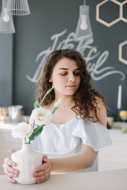 Zomerportret van een mooi romantisch meisje in een jurk binnenshuis