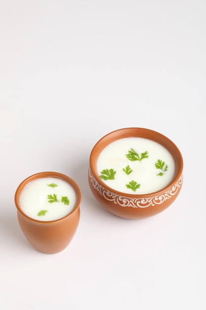 Zomers koel Karnemelk drankje. Gemaakt van yoghurt. Karnemelk gemaakt met yoghurt.