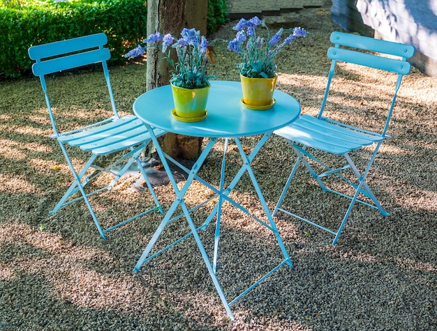 Foto zomers tafereel met tafel en stoelen en lavendelbloemen