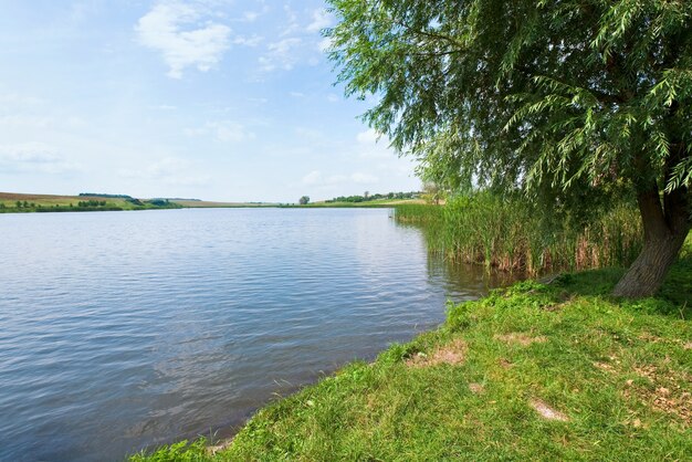 Zomers uitzicht op het meer met dorp aan de overkant