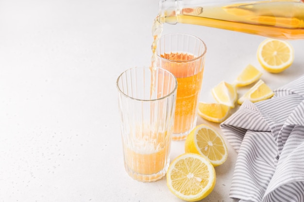 Zomers verfrissend koolzuurhoudend drankje drankjes met bruisend mineraalwater