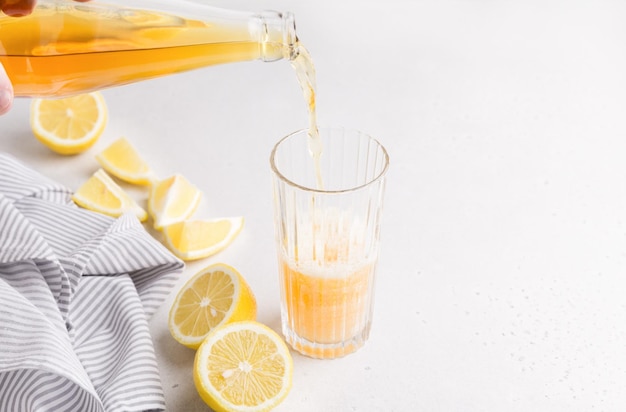 Zomers verfrissend koolzuurhoudend drankje Drankjes met bruisend mineraalwater