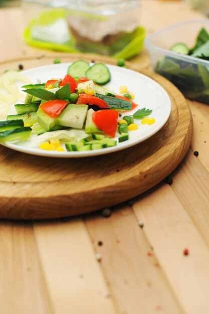 Zomersalade geserveerd op een bord, thuis koken, buiten