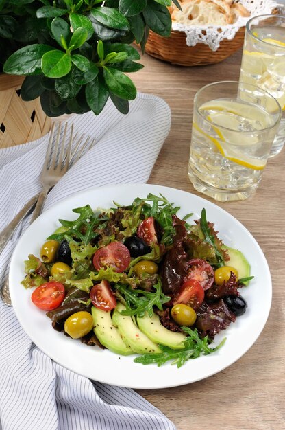 Zomersalade Met Avocado Olijven Tomaten