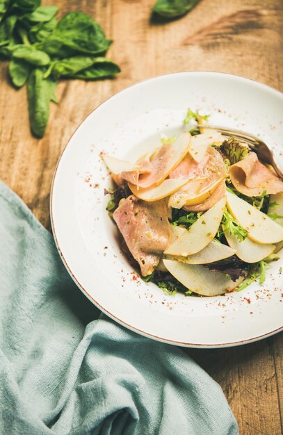 Zomersalade met gerookte kalkoenham en peer selectieve focus