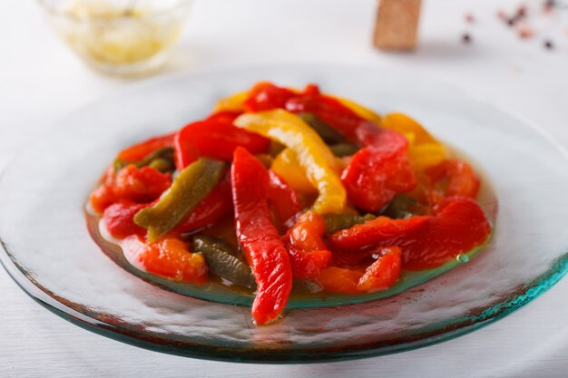 Foto zomersalade van zoete, gekleurde, gebakken paprika.