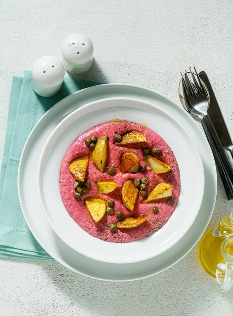 Zomerschotel met roze hummus van cannellinibonen en bieten met gebakken aardappelen