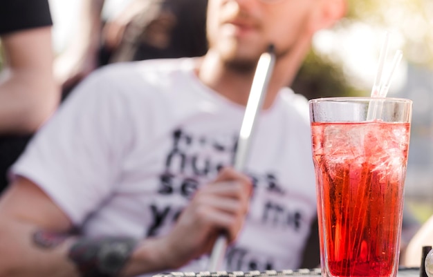 Zomerse aardbeiencocktail in een groot glas met ijs en siroop Zomerse sangria op tafel in een café