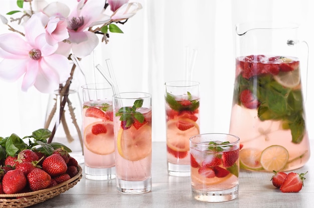 Zomerse aardbeiencocktail of limonade met basilicum Koude verfrissende biologische frisdrank