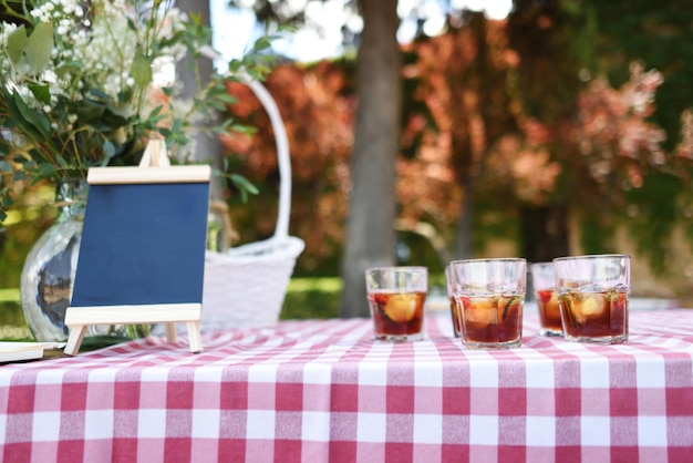 Zomerse achtergrond met tintos de verano op een geruit tafelkleed in een typisch Spaans