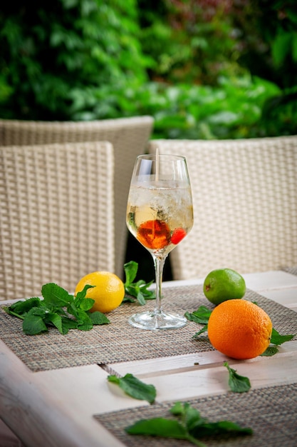 Zomerse alcoholische cocktail Aperol lillet spritz met kers een verfrissende strandcocktail aan de bar