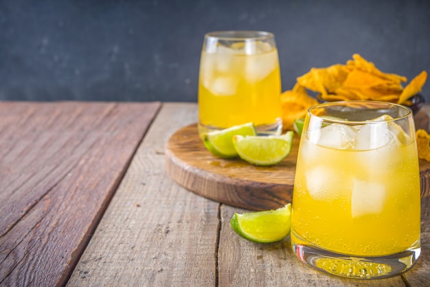 Zomerse booze citruscocktail, citrusmargarita, tequila-drankje met zout en mexicaanse chips