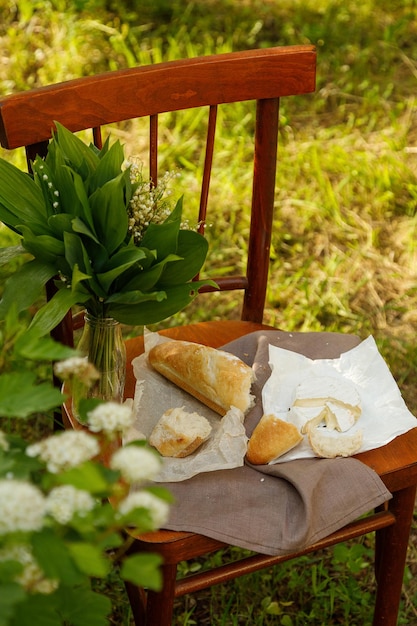 Zomerse buitenjam Kaascroissant en bessen bij buiten