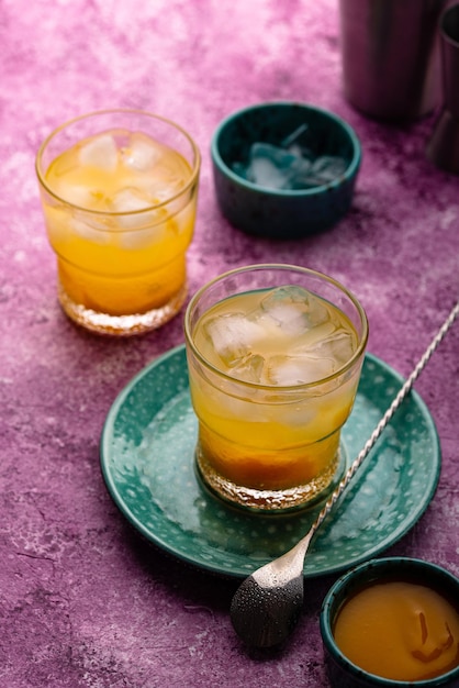 Zomerse cocktail met mangosap en ijs