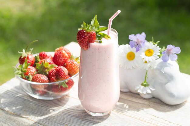 Zomerse dessertaardbeiencocktail