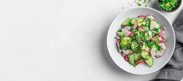 Zomerse gezonde salade met radijs microgroenten komkommer en lijnzaad