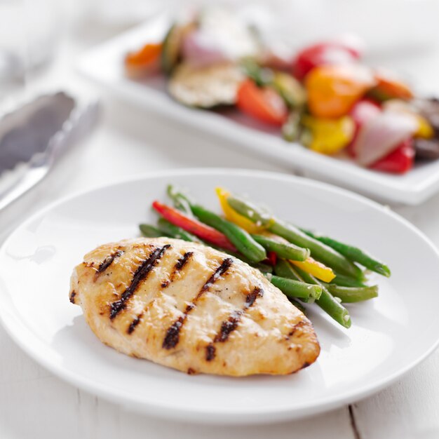 Zomerse grilltijd - gegrilde kip met groenten.