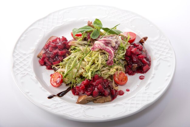 Foto zomerse groentesalade op een bord met tartaar van rode biet