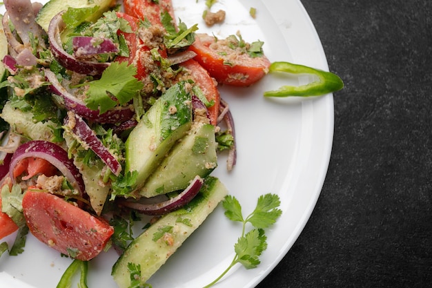 Foto zomerse groentesalade van komkommer, tomaten en uien