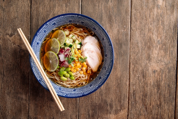 Zomerse koude ramen noodlesoep met kip