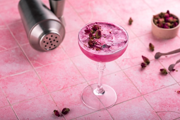 Zomerse roze cocktail met roze bloemen